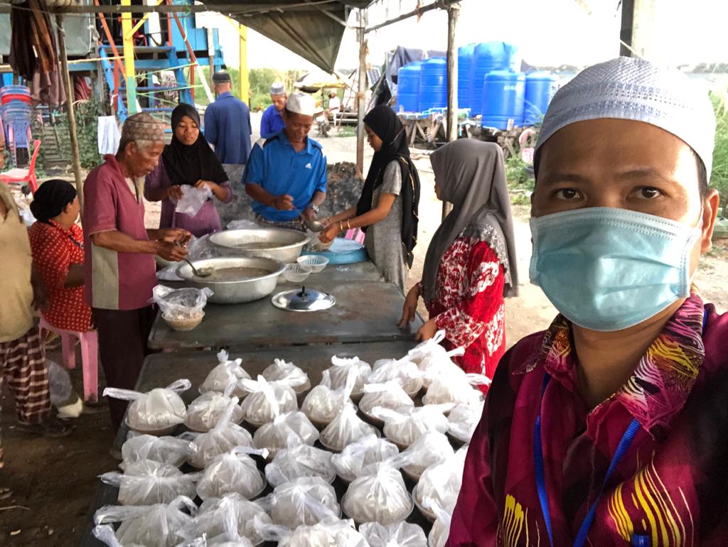 ACTIVITI MASAK BUBUR AYAM UNTUK AGIHKAN KEPADA AHLI MUSLIMIN DI KAMPUNG SUNGAI MEKONG